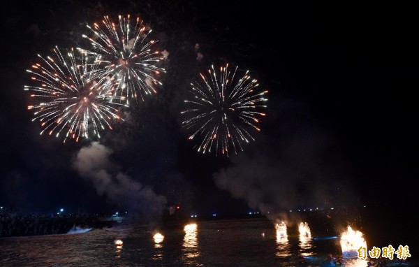 一年一度的「雞籠中元祭」重頭戲放水燈儀式，25日凌晨於望海巷海邊舉行。（記者羅沛德攝）