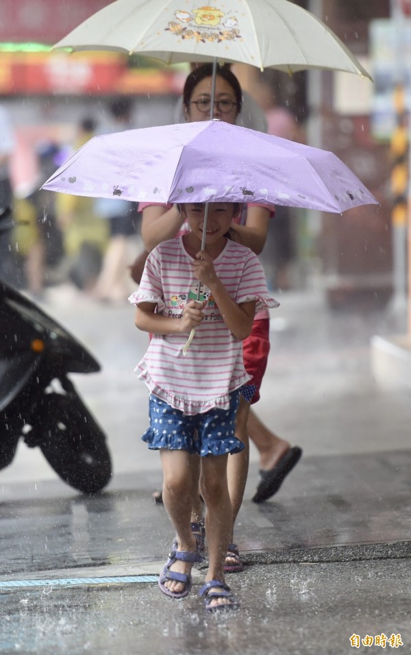 明天受西南氣流影響，各地天氣不穩定，須留意局部大雨或豪雨。（資料照）