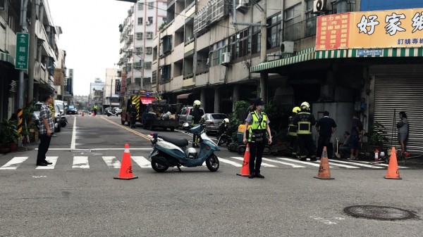 大甲區文武路一家便當店施工挖破瓦管線引虛驚，警方派員現場進行交通管制。（記者歐素美翻攝）