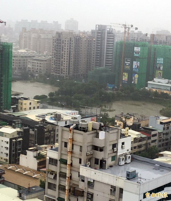 寶業里滯洪池這次豪雨滿水位，確保周邊住家不淹水。（記者陳文嬋攝）