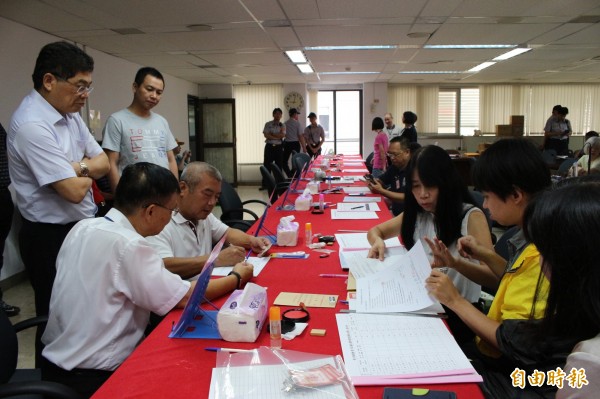 現任埤頭鄉長吳錦潭，今早在支持者陪同下，完成縣議員參選登記。（記者張聰秋攝）