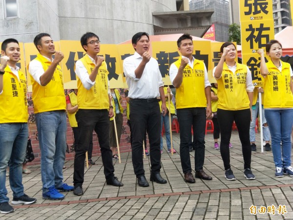 時代力量在新北提名6人參選市議員，黃國昌陪同6人在登記首日，一起登記參選造勢。（記者何玉華攝）