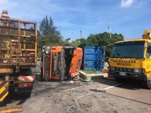 滿載土石的大貨車於匝道出口翻車，車頭嚴重毀損。（記者鄭名翔翻攝）