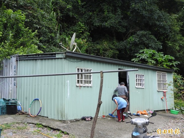 蘇姓女童的家是1間貨櫃屋及鐵皮搭建的房間組合而成，冬冷夏熱又潮濕。（記者佟振國攝）