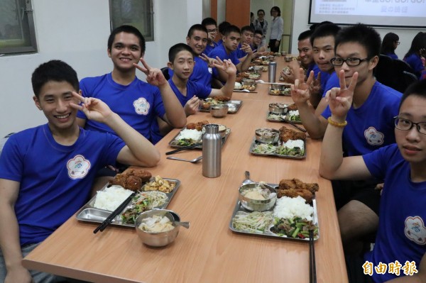 鼓山高中舉重隊員今晚起開始享用專業餐食。（記者方志賢攝）