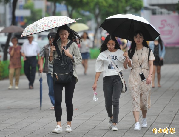 明日受西南氣流持續影響，中南部地區仍易有局部大雨或豪雨發生機率。（資料照）