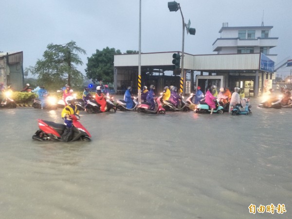 超大豪雨侵襲台灣，造成部分地區遭受水患災害，公路總局今天提出「因應○八二三超大豪雨災害相關受災民眾公路監理業務權益措施規定」，保障災民權益。（資料照）