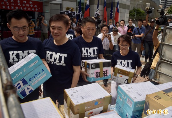 國民黨27日在中央黨部前舉行「反核食、反空污、反深澳電廠」三項公投案連署書送件記者會，國民黨副主席郝龍斌（左2）及立委江啟臣（左1）等出席，在記者會完畢後將連署書送上貨車，運往中選會。（記者黃耀徵攝）