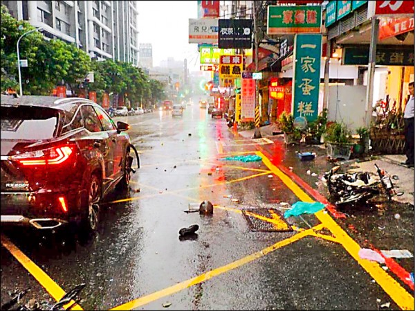 工廠小開葉男昨凌晨開母親的凌志轎車，載兩名女性友人，撞上機車騎士黃姓男子，機車遭撞成粉碎，黃男一度失去生命跡象。（記者王俊忠翻攝）