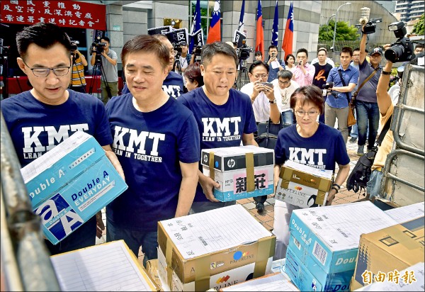 國民黨27日在中央黨部前舉行「反核食、反空污、反深澳電廠」三項公投案連署書送件記者會，國民黨副主席郝龍斌（左2）及立委江啟臣（左1）等出席，在記者會完畢後將連署書送上貨車，運往中選會。（記者黃耀徵攝）