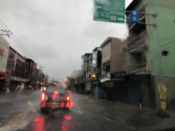 西南氣流不到半天就降下超過300mm雨量，主要幹道也難逃淹水。（記者陳彥廷翻攝）