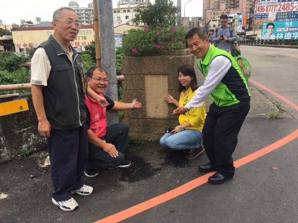 南門橋闢建至今，已有60年歷史，橋頭顯示竣工時間是民國47年12月。（記者張瑞楨翻攝）