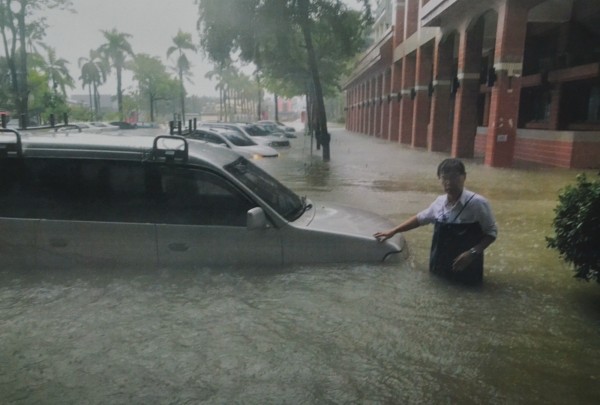 豪雨期間，校園淹水最深120公分。（記者吳俊鋒翻攝）