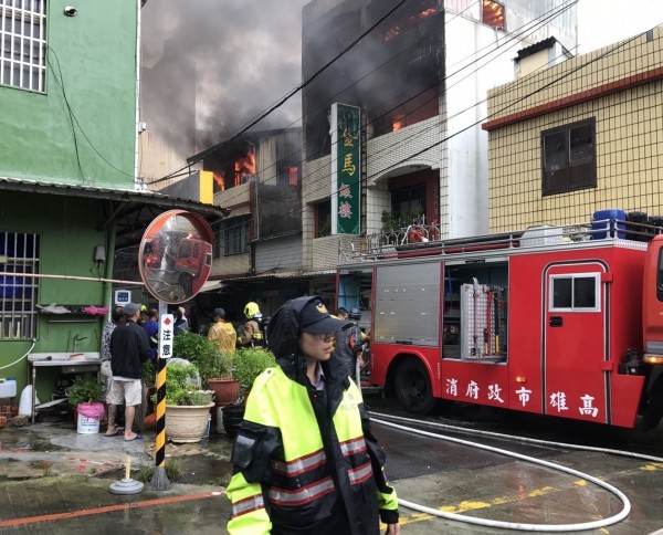 下大雨旗津竟有透天厝發生大火，波及2間民宅，居民緊急疏散。（記者黃良傑翻攝）