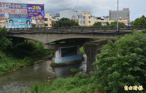 連接大里、南區跨越旱溪的南門橋，台中市長林佳龍今天宣布將斥資1.7億改建為景觀橋。（記者陳建志攝）