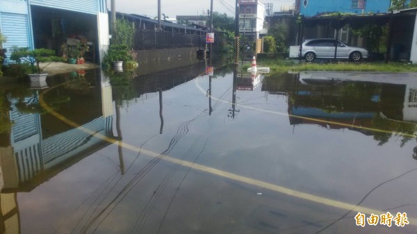 南州萬華村遇雨又淹水。（記者陳彥廷攝）