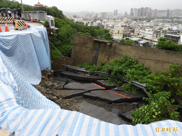 通往壽山動物園停車場的萬壽路擋土牆，今天突然崩塌。（記者葛祐豪攝）