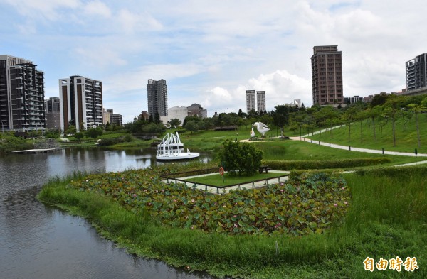 桃園地景藝術節以「水young青塘園」為主題，呈現無圍牆美術館概念。（記者李容萍攝）