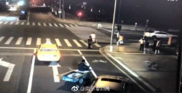 中國江蘇昨日發生一起車禍，一台BMW撞到了一台三輪車。（圖擷取自微博）