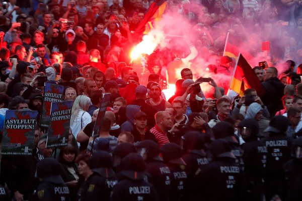 德國的肯尼茲（Chemnitz）日前一名德國男子被人刺數刀後喪命，引發當地極右翼份子的示威行動。（法新社）