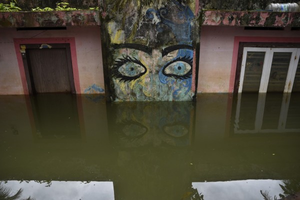 南亞今夏暴雨,已死逾1200人。圖為最慘重的印度南部克勒拉省(Kerala),已死445人。(美聯) 南亞今夏暴雨,已死逾1200人。圖為最慘重的印度南部克勒拉省(Kerala),已死445人。(美聯)