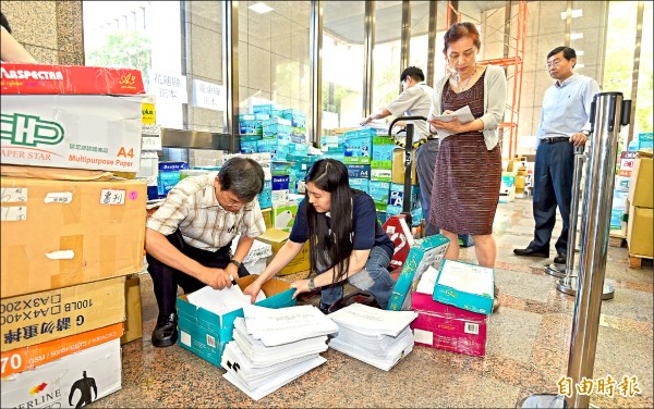 國民黨團書記長曾銘宗（右）前往中選會，與黨團成員及中選會人員處理公投連署人名冊受理作業。（記者劉信德攝）