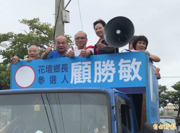 國民黨下屆花壇鄉長參選人顧勝敏（左3）登記後掃街拜票。（記者湯世名攝）