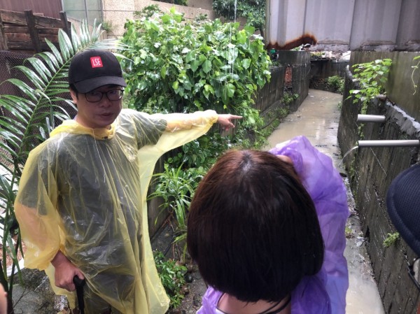 陳其邁前往鳳山慰問災民，提出隱形滯洪池概念。（記者葛祐豪翻攝）