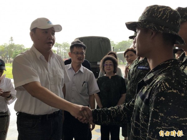 高雄市代理市長許立明（左）感謝軍方整理校園。（記者黃旭磊攝）