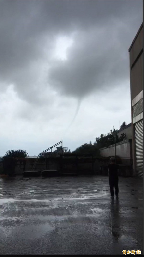 金門古崗外海上空出現「水龍捲」，尾端掛著長長尾巴緩緩移動。（圖由讀者提供）