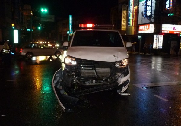 洪姓司機駕駛的救護車肇事後，車頭嚴重毀損。（記者陳建志翻攝）