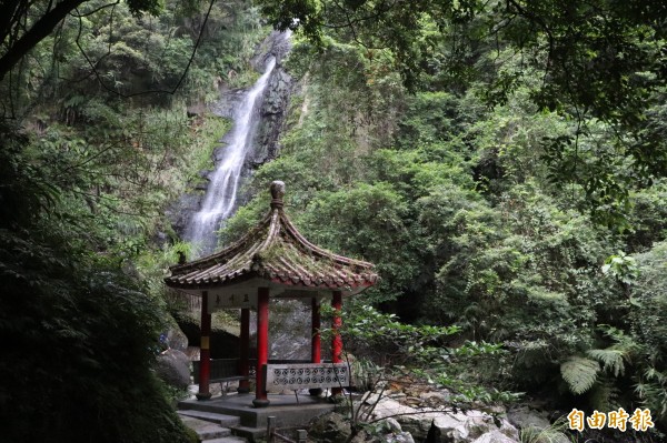 五峰旗是宜縣知名風景區，有步道、山景、瀑布、蟲鳴鳥叫，相當受到歡迎，以高聳的3層瀑布最為聞名，去年就吸引70萬人次造訪，僅次於梅花湖。（記者林敬倫攝）