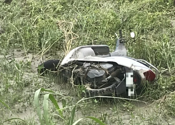 連男的機車被找到。（記者楊金城翻攝）