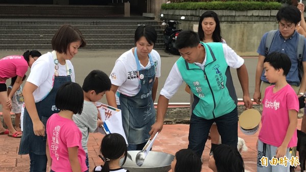 「歐巴桑聯盟」打著關心環境、食安、教育等媽媽們會在意的事情，拿「工業廢水」、「黑箱審議」等當做辛香料，抓起鍋鏟翻炒，象徵要炒掉過去舊政治見不得光的部分。（記者黃美珠攝）