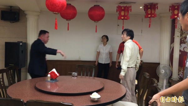 前桃園縣議員吳寶玉與議員詹江村（右）在議會餐廳演出全武行，議長邱奕勝（左）上前勸阻。（記者謝武雄攝）