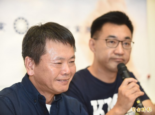 林為洲（左）宣佈退選新竹縣長選舉，被指交換明年立委提名，但國民黨立院總召江啟臣（右）指林為洲是堅持制度的人，明年的事明年再談。（記者劉信德攝）