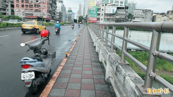 北新橋在今天（8月29日）下午發生一起墜橋意外，41歲李姓男子被發現倒臥在河岸邊，緊急送醫，仍告不治。（記者姚岳宏攝）