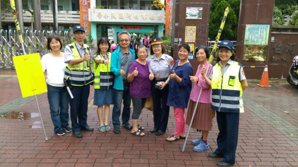 國中小學開學，白河警分局啟動護童專案，在轄區學校加派警力，維持交通及安全巡邏，家長災後送孩子上學，看到熟悉的警察也感到安心。（記者王涵平翻攝）