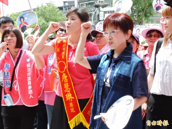 前國民黨主席洪秀柱今天陪同新北市議員參選人唐慧琳辦理登記。（記者賴筱桐攝）