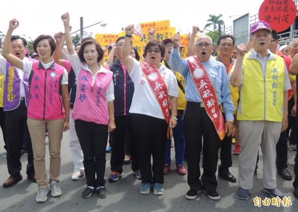 吳秋齡（中）在羅東鎮長林姿妙（左二）等人陪同下，大陣仗辦理下屆羅東鎮長參選登記。（記者江志雄攝）