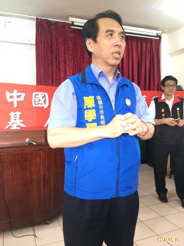 陳學聖頻跑固本回報，今端牛肉吸引選民。（記者許倬勛攝）