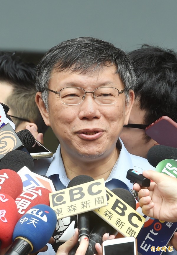  台北市長柯文哲30日前往台北市選委會，登記參選連任。（記者方賓照攝）