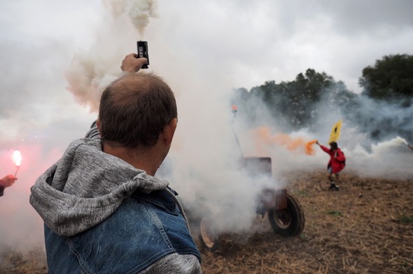 憤怒的法國農民開拖拉機、點燃煙霧彈抗議中資炒地。（法新社）