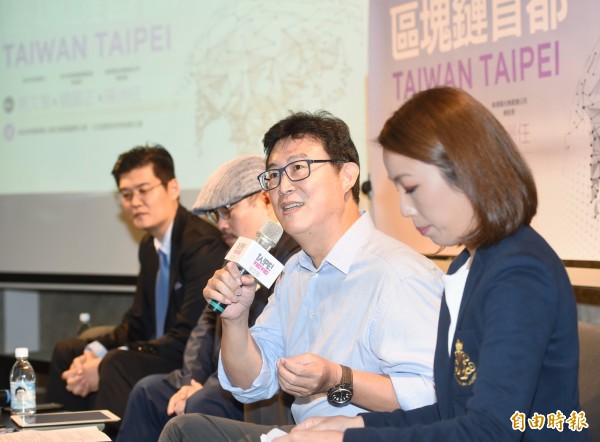 台北市長參選人姚文智30日出席「前瞻亞太區塊鍊首都Taiwan Taipei」座談會，會前並接受媒體採訪。（記者方賓照攝）