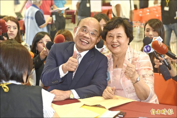 民進黨新北市長參選人蘇貞昌（左）昨偕同夫人詹秀齡（右）與黨籍民代完成參選登記。（記者叢昌瑾攝）