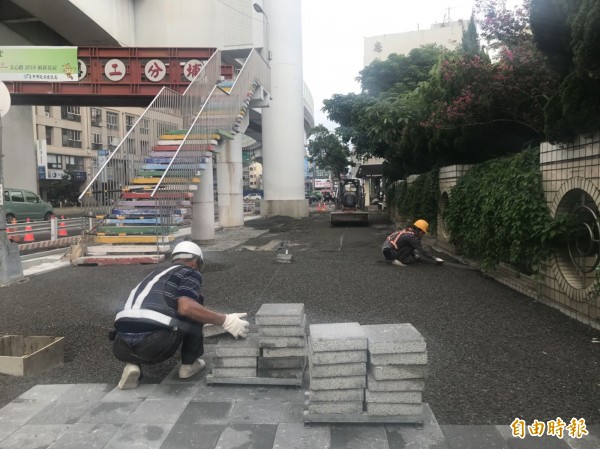 文心路人行道拓寬及路平工程受大雨影響，建設局宣布順延至9月20日完工。（記者黃鐘山攝）