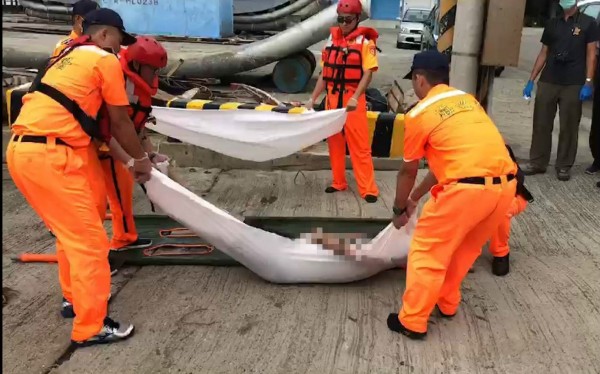 漁民今天下午出海捕魚時，在龍鳳漁港外海約500公尺海面發現一具浮屍，通報海巡人員出動救生艇帶回。