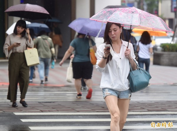 中央氣象局指出，今天（31日）中南部與東南部地區偶有局部降雨，其他地區則有午後雷陣雨。（資料照）