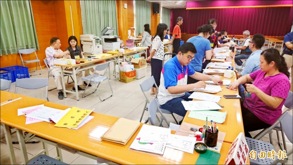 年底選舉登記最後一天，仍有不少參選人前往登記。（記者劉婉君攝）