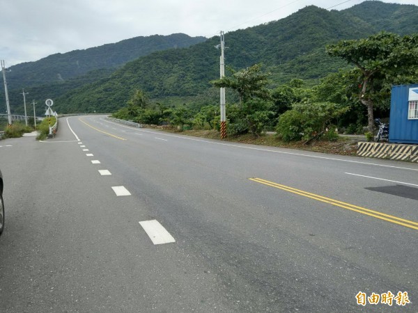 因應南迴公路拓寬工程，新香蘭段至金崙大橋段的山區道路將進行吊樑工程，新香蘭段為深夜道路封閉的起點。（記者王秀亭攝）